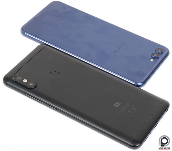 A Redmi Note 5 a Honor View 10 mellett