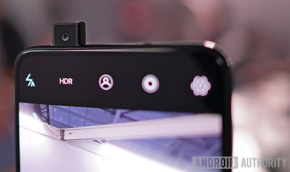 A szelfikamera felül emelkedik ki, beszélgetési hangszórót nem látni semerre