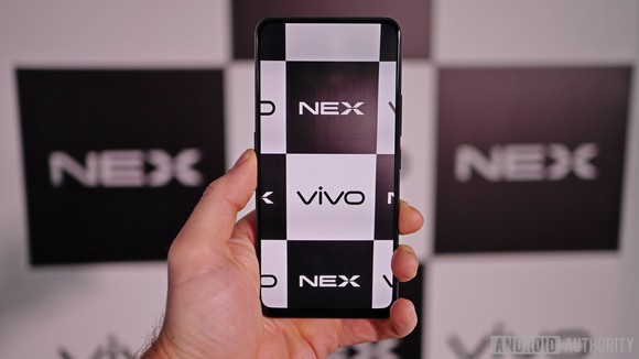 Nem túloznak a renderképek: a Vivo Nex élőben is tényleg csak egy nagy kijelzőnek tűnik, vékony kávákkal