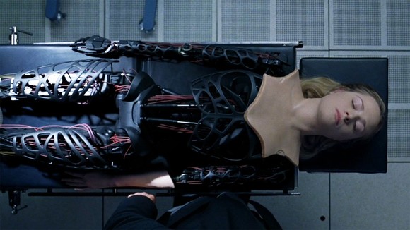 A Westworld című sorozatban a látogatók nem tudják megkülönböztetni az embert a robottól