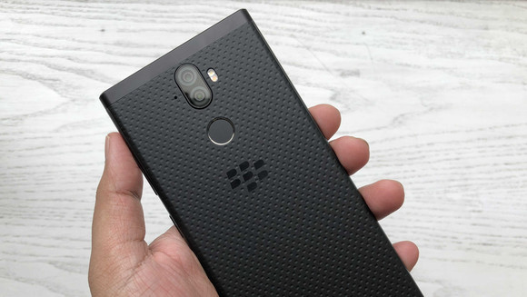 A GSMArena Evolve X-fotóján jól látható a texturált hátlap