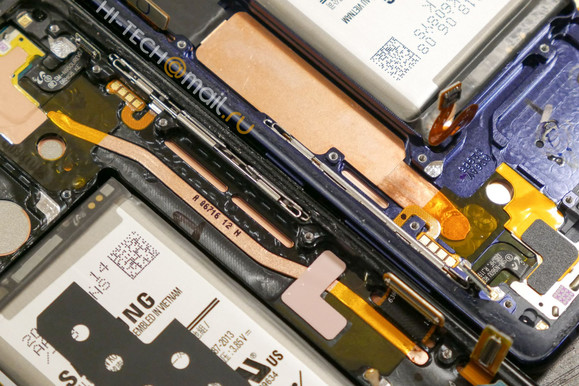 A Note8 hőelvezető rendszere balra, a Note9 jókora rézlapja jobbra