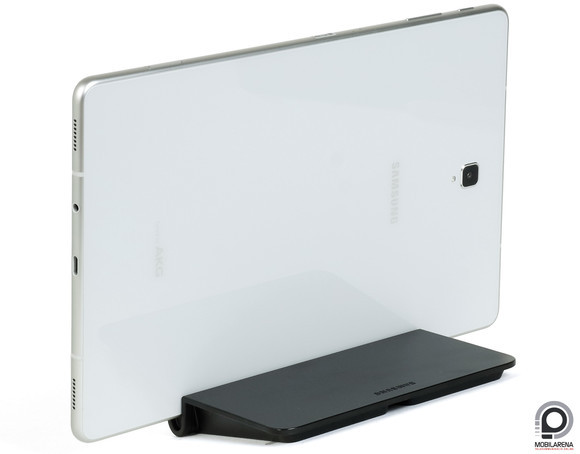 A Tab S4 hátulról, a Pogo töltőállványon