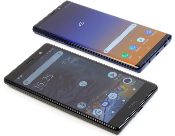 Az XZ2 Premium a Galaxy Note 9 mellett