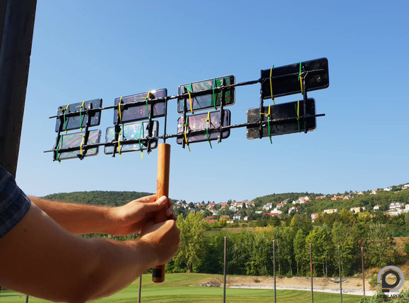 TV antenna? Amatőr Radar? Szovjet lehallgatókészülék? Á, csak mobiltartó a videókhoz
