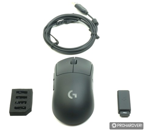 A moduláris oldalgombok, a (töltő)kábel és a wireless egység az egér társaságában