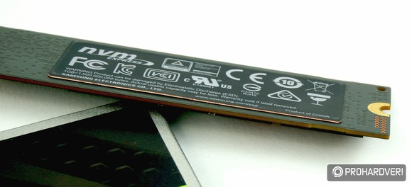 A képen remekül megfigyelhető a Samsung 970 EVO/PRO széria rézalapú matricája, ami a hűtést hivatott segíteni