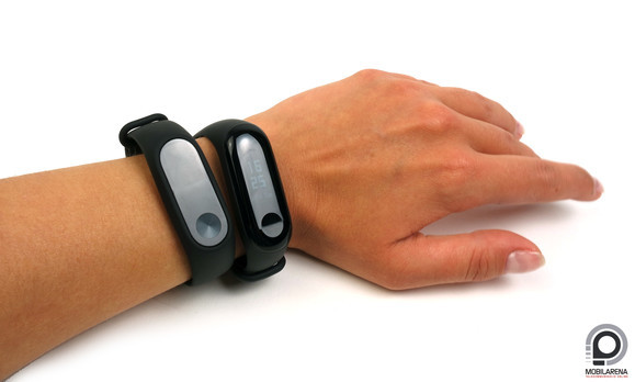 Mi Band 2 (balra) és Mi Band 3 (jobbra)