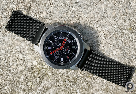 A Galaxy Watch egy 22 mm szabványú fémszíjjal