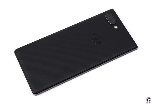 A BlackBerry Key2 márkalogója sötét árnyalatú, míg a Key2 LE esetében hangsúlyosabb.