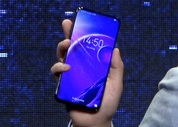 A Honor Magic 2 Berlinben, George Zhao kezében