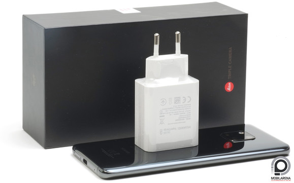 Jókora adapter lapul a fekete dobozban, 40 wattos SuperCharge töltést biztosítva