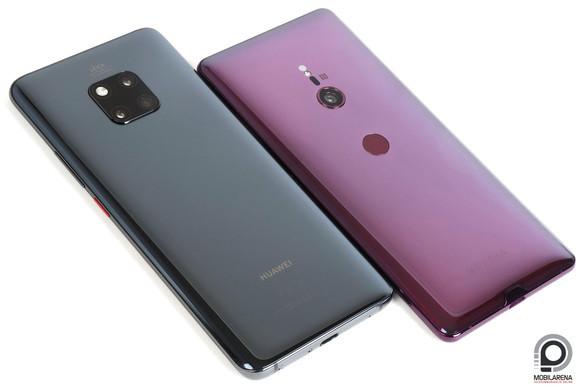 Egymás mellett pihennek, de egymásra téve a Mate 20 Pro vezetékmentesen tudja tölteni az Xperia XZ3-at