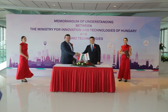 Palkovics László és James Li