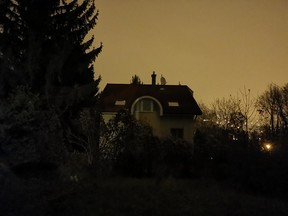 Koromsötétben kézből csak extrém magas érzékenységgel lehet fényképezni, avagy éjszakai móddal