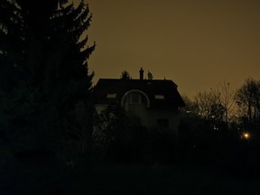 Koromsötétben kézből csak extrém magas érzékenységgel lehet fényképezni, avagy éjszakai móddal