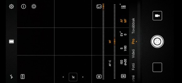 Az élességet kézzel is állítani lehet a legközelebbi fókuszpont és a végtelen között