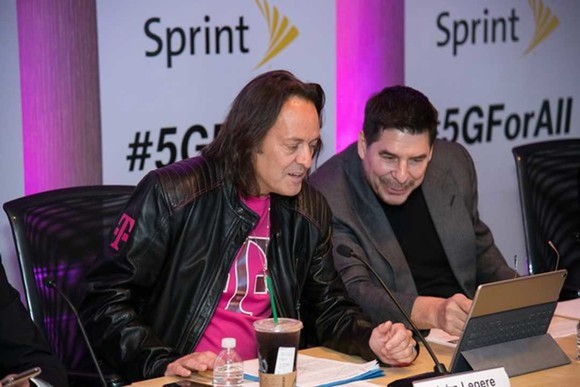 John Legere az amerikai T-Mobile és Marcelo Claure a Sprint részéről az egyesülés részleteit tárgyalják