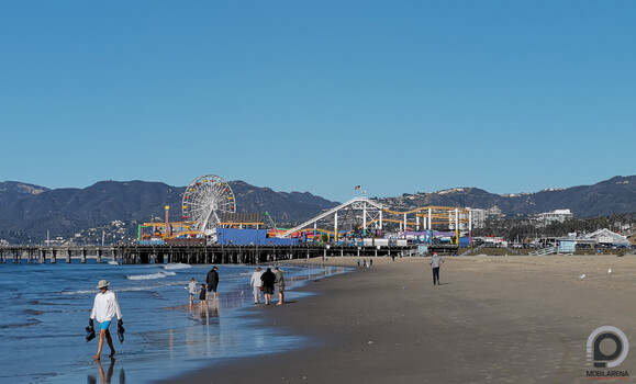 A Santa Monica Beach, háttérben a Santa Monica Pierrel