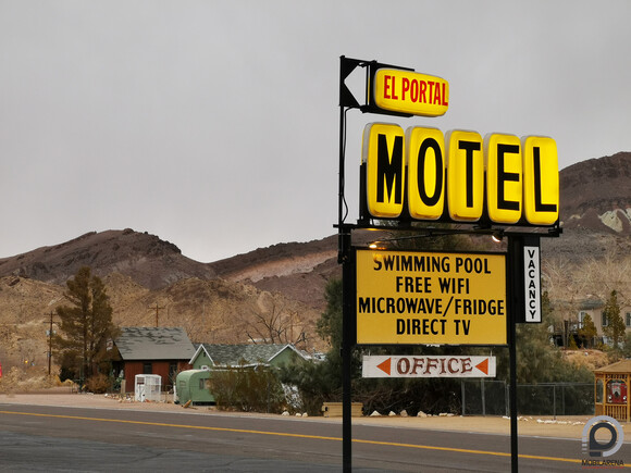 Klasszikus amerikai motelünk a sivatag és a hegyek találkozásánál terül el
