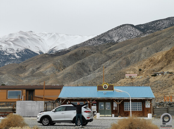 A kopár hegyek fölé messze azért havas csúcsok emelkednek
