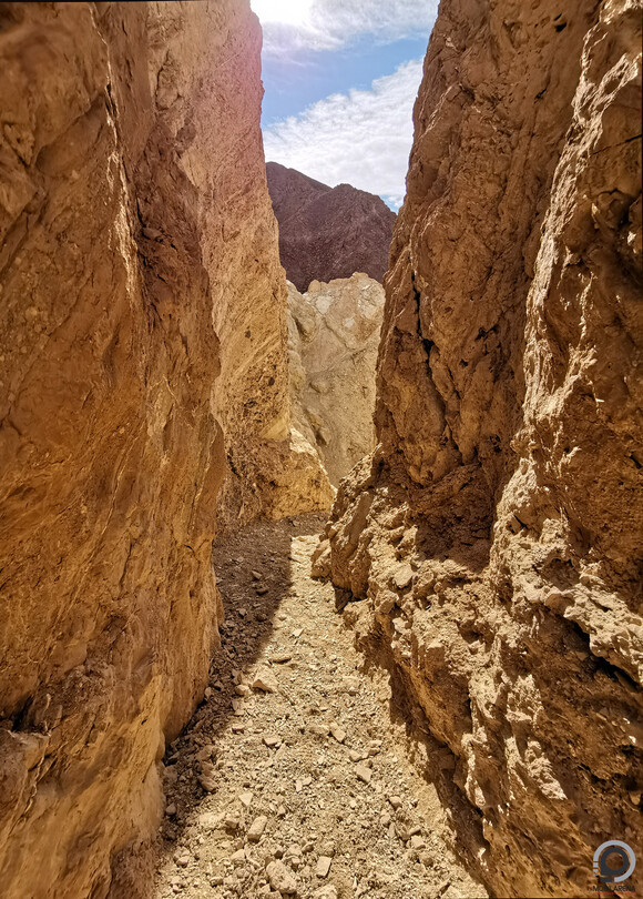 Vállszélességű vízmosó a Golden Canyonban