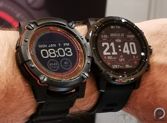 A napelemes Matrix Powerwatch (balra) az Amazfir Stratos mellett