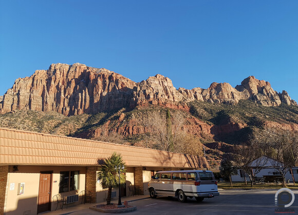 Motelünk háttere előrevetítette Zion epikus jellegét