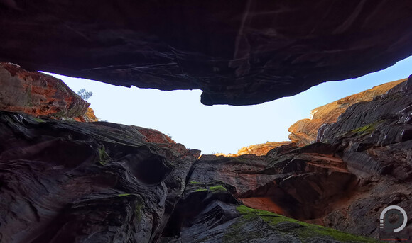 A sziklafalak teteje alulnézetből