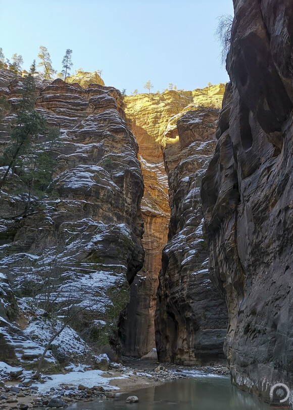 A kanyon idővel teljesen beszűkül, de a háttér jelzi: több ezres hegyek között vájt magának utat a folyó
