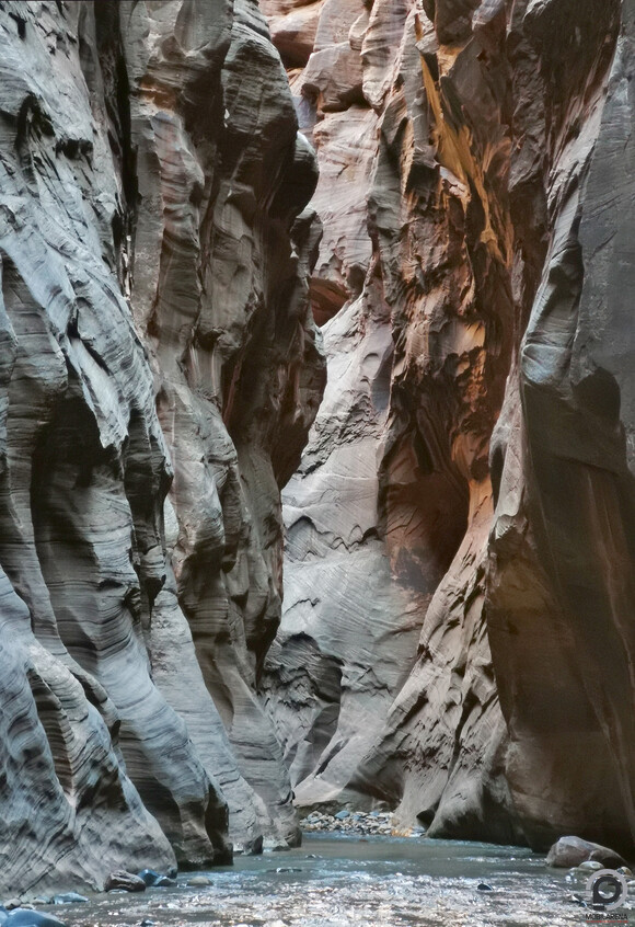 Döbbenetes formációk nyúlnak végtelen magasságba