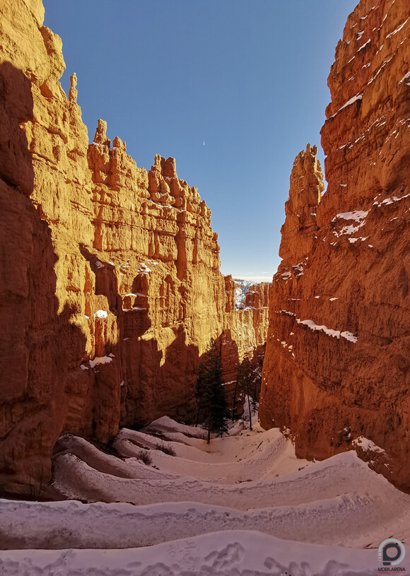 A lejutás a Navajo Loop Trail túraútvonalon havas szerpentinen vezet