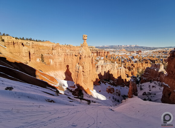 A kanyon legnagyobb tündérkéményét jeges lejtők veszik körbe