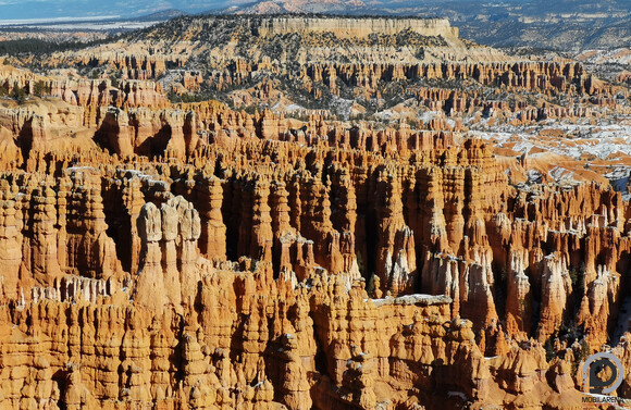 Ameddig a szem ellát, tündérkémények, a háttérben pedig hatalmas hegyek