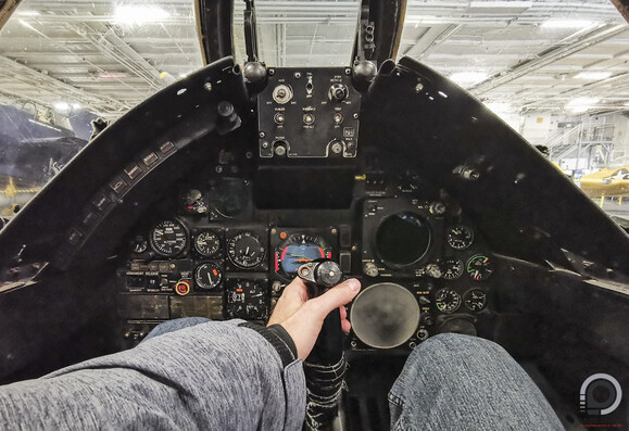 Egy vadászgép szűk pilótafülkéjében gyereknek érzi magát a felnőtt is