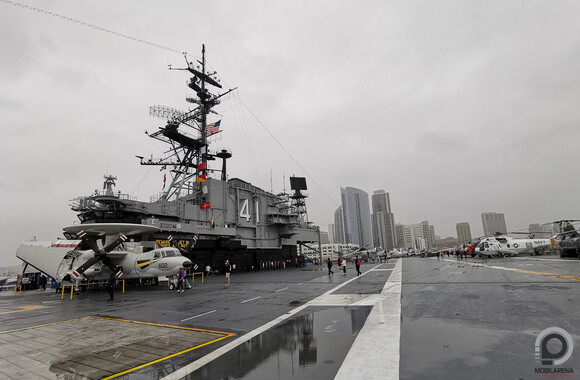A USS Midway Museum San Diego kikötőjének közepén van, és a felhőkarcolók között is tekintélyt parancsoló a mérete