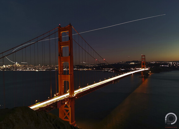 Ikonikus kép az USA-ról, egészen pontosan a Golden Gate hídról, a háttérben San Franciscóval és repülőgépek fénycsíkjaival