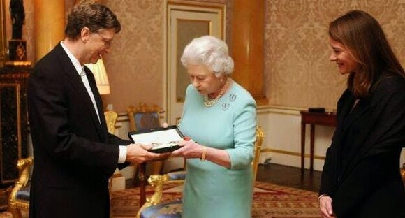 Bill Gates és a királynő a 2005-ös átvételkor