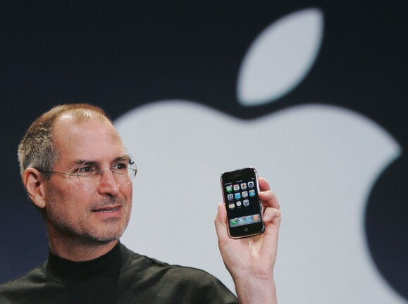2007 január: Steve Jobs felmutatja az iPhone-t, és elindul az Apple történelmi sikersorozata