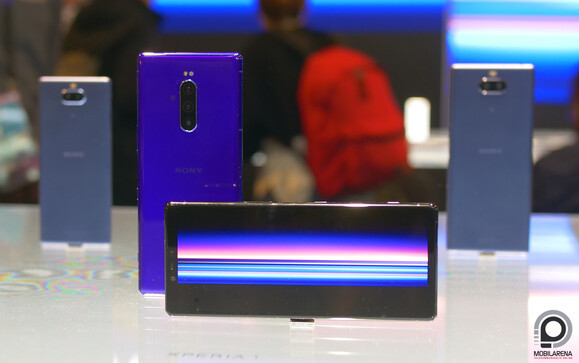 Előtérben az Xperia 1, a háttérben balra a 10, jobbra pedig a 10 Plus