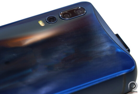 A Power Max P18K Pop olyan vastag, hogy hátulról alig látszik a kiugró kamera