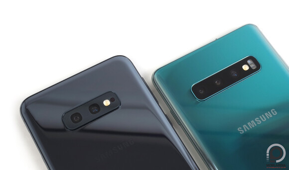 A kétkamerás S10e és a háromkamerás S10+, ami akár az S10 is lehetne, mert ugyanilyen a hátlapja.