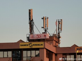 Ultraszéles, normál, optikai zoom és hibrid zoomfotó Bruce Lee-től