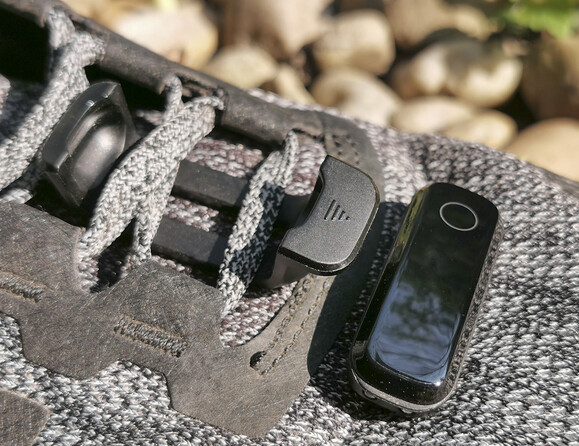 Előbb a műanyag tartót kell a cipőre helyezni, majd utána a kütyüt megfelelő irányba bepattintani