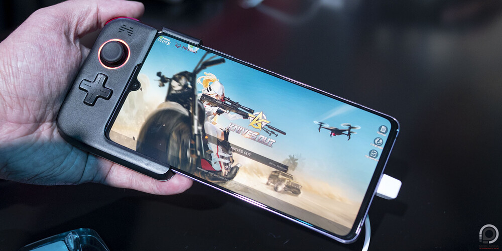 Az eredeti Mate 20 X, kontrolleres kiegészítővel