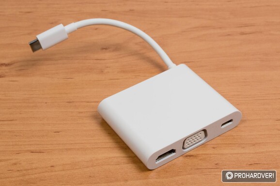 A hátoldalon még egy USB Type-A konnektor bővíti a kínálatot