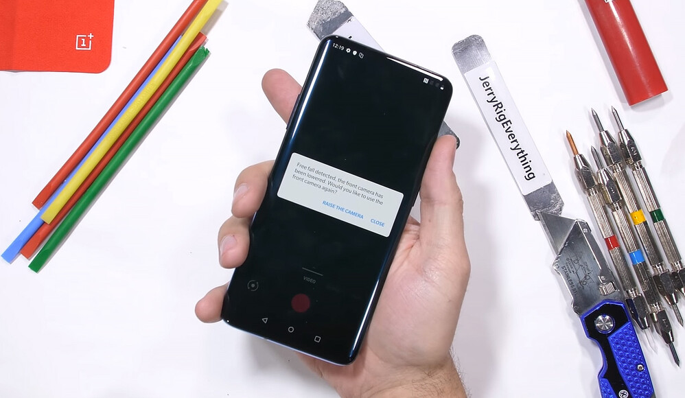 A önkamera visszacsukódik, ha a OnePlus 7 Pro szabadesést érzékel