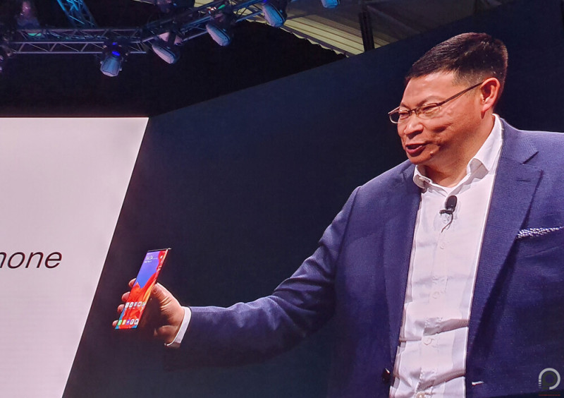 Richard Yu bemutatja a Mate X-et az MWC-n