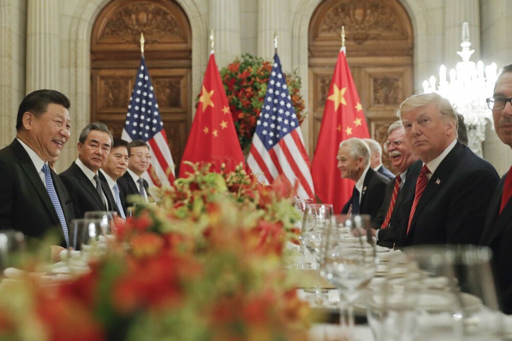Xi Jinping kínai elnök balra, Donald Trump amerikai elnök jobbra a decemberi, argentínai találkozón