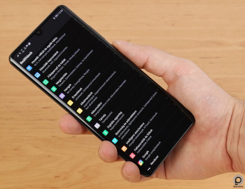 A P30 Pro Android operációs rendszert használ, saját fejlesztésű EMUI felülettel